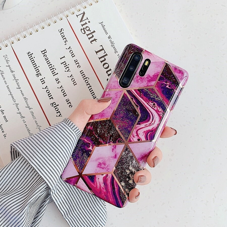 Apple iPhone 12 / 12 Pro, Szilikon tok, sokszöges márvány minta, Wooze Geometric Marble, színes/lila termék 2. képe
